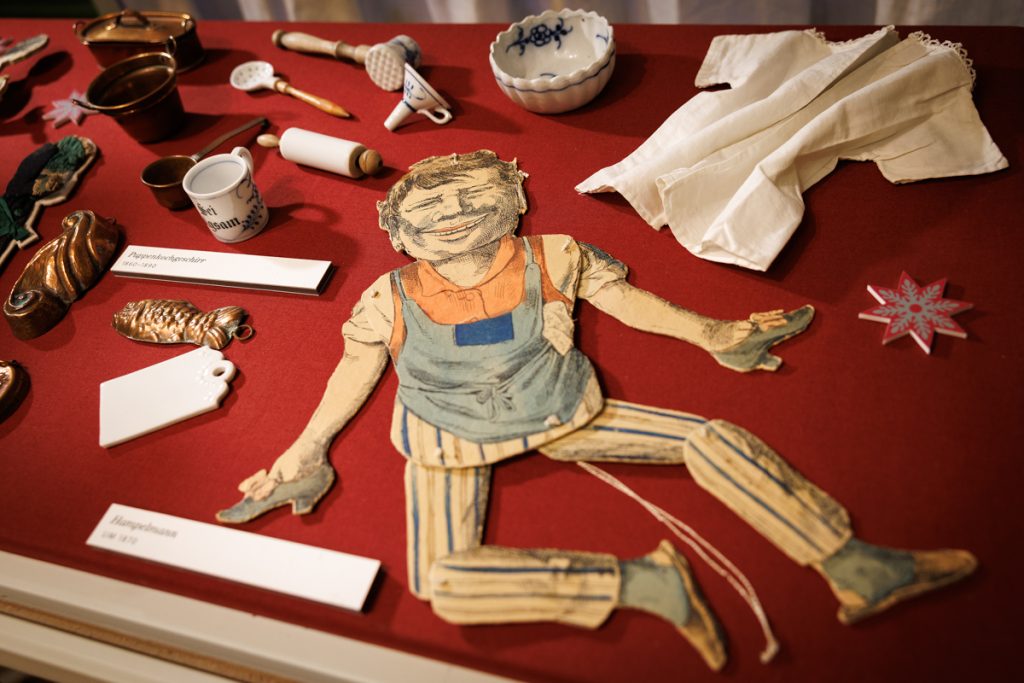 Blick in eine Vitrine mit Spielsachen