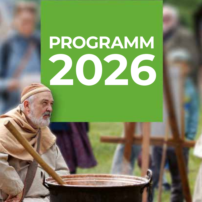 Mittelalterlich gekleideter Braumeister an Kupferkessel, grüner Kasten mit Titel "Programm 2025"